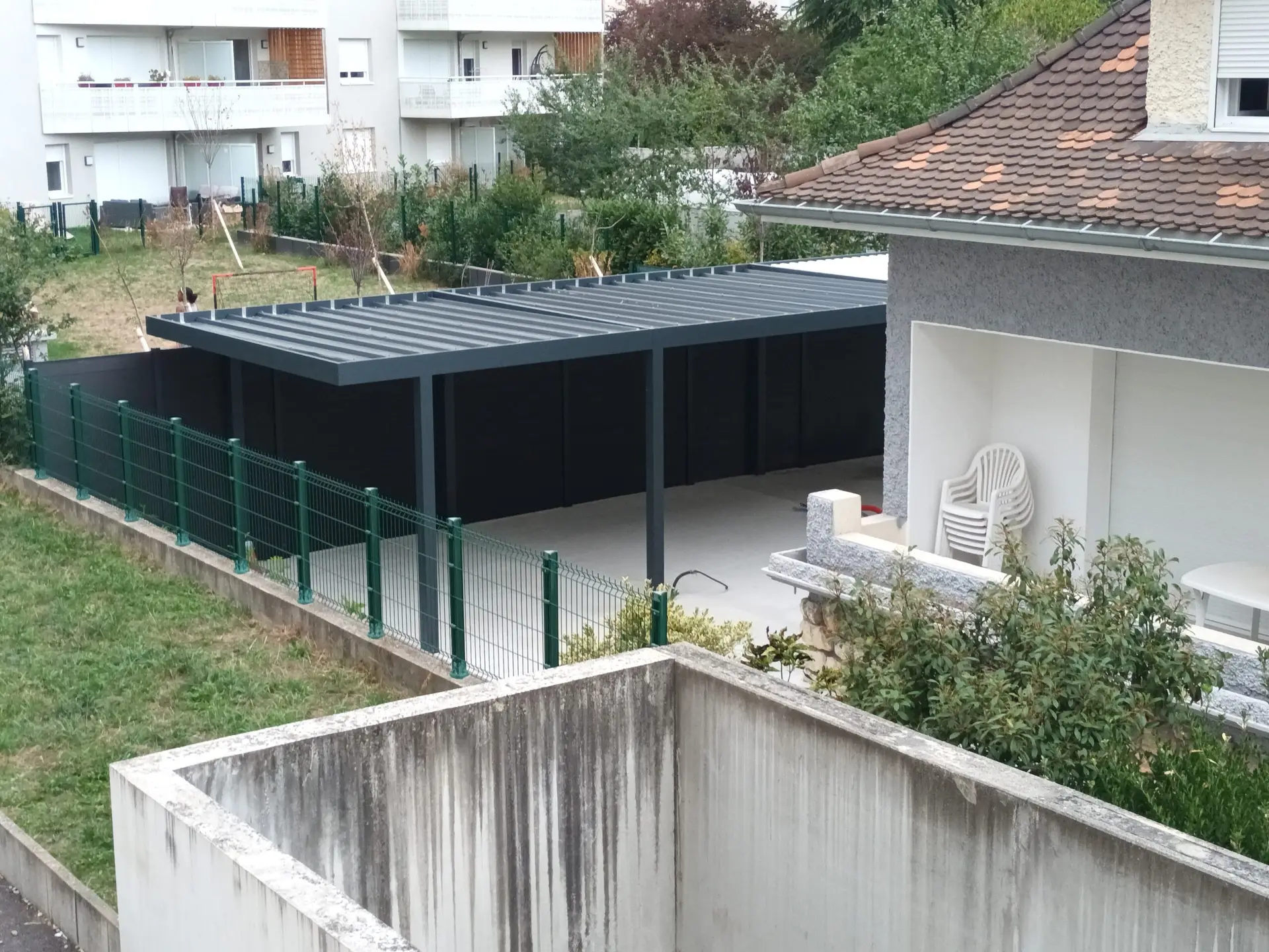 Carport double en aluminium à toit plein à Annemasse, Haute-Savoie