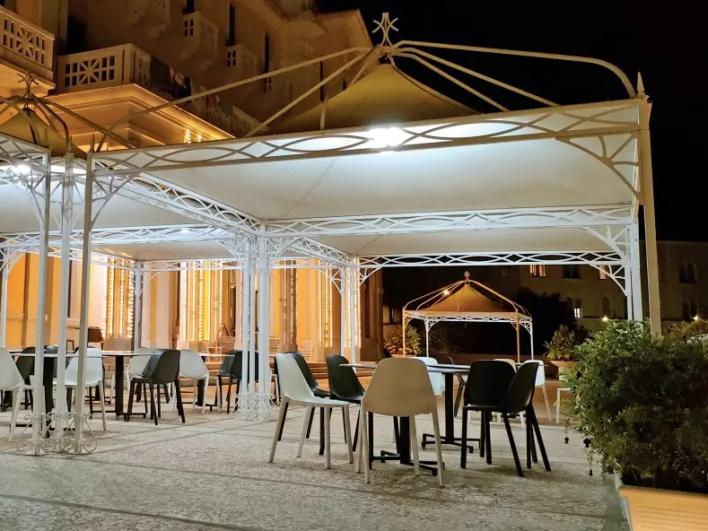 Gazebo sur la terrasse d'un café-restaurant éclairé le soir, Haute-Savoie