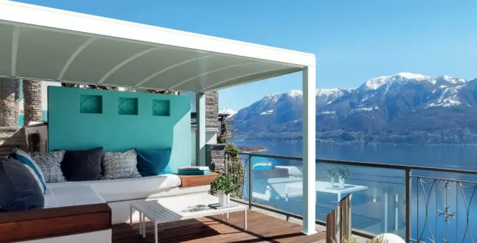 Pergola à lames orientables autoportée face au lac et aux montagnes, Haute-Savoie